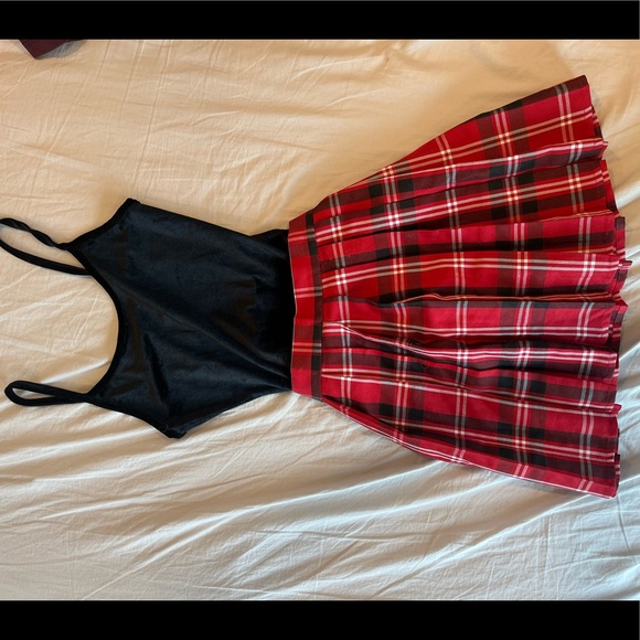 Velvet bodysuit and red pleated skirt set - Picture 1 of 3